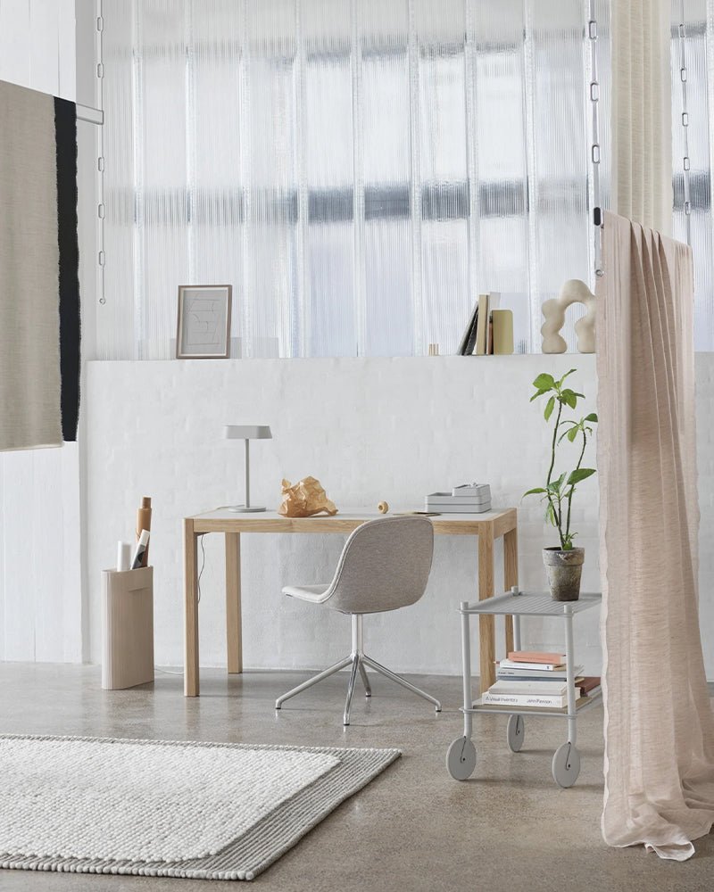 Flow lille rullebord fra Muuto i lysegrått perforeret metal med 2 åbne hylder til frisørudstyr